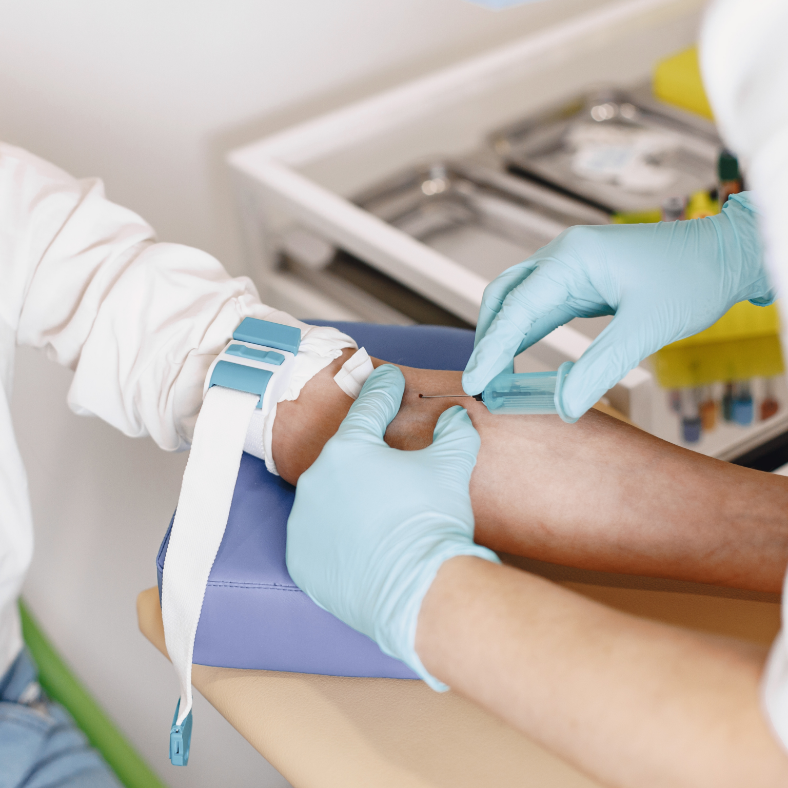 Infirmier à domicile réalisant un soin chez un patient à Namur